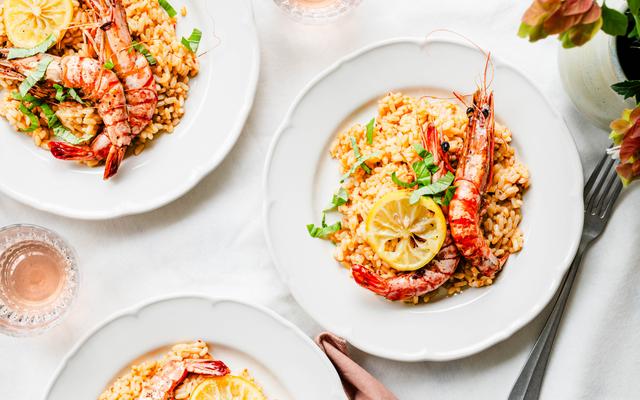 Zomerse risotto met ‘nduja en gegrilde gamba’s