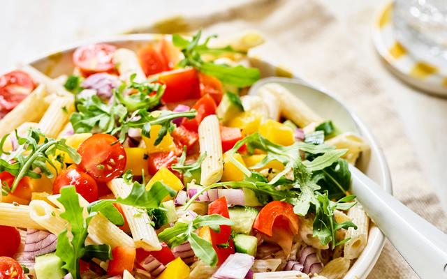 Zomerse pastasalade met groenten