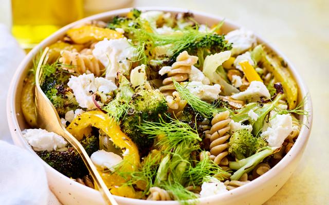 Volkorenspirelli met geroosterde groenten en feta