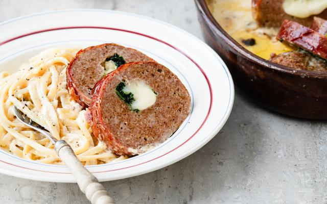 Gevuld gehaktbrood met mozzarella en spinazie in een romige alfredosaus
