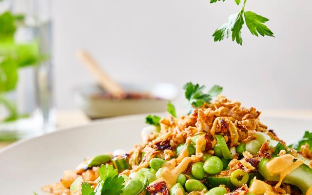 Rijstsalade met komkommer en crispy chili-olie