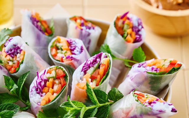 Vietnamese lenterolletjes met pindadip