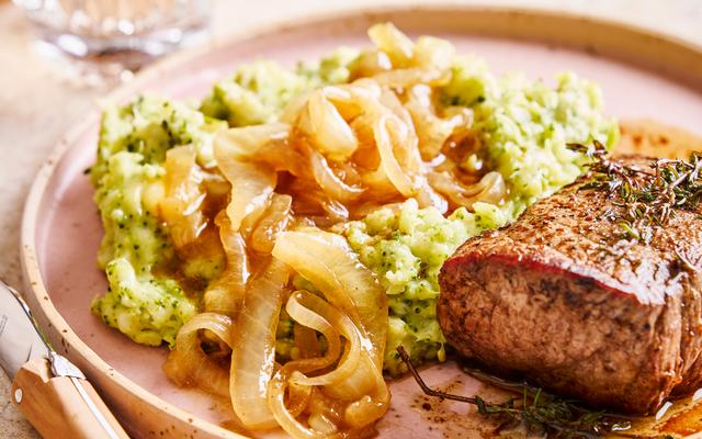 Steak met kazige broccolipuree en uiensaus