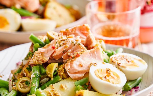 Salade niçoise met zalm en gepofte aardappel