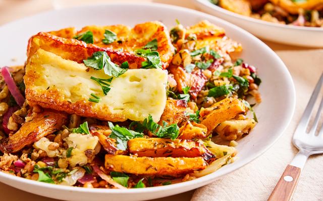 Warme salade van ­citroenlinzen, ­geroosterde pompoen en gebakken halloumi