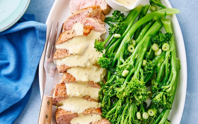 Varkenshaasje met bimi en romige mosterdsaus