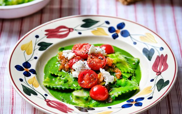 Ravioli met spinaziesaus, kerstomaten en mozzarella