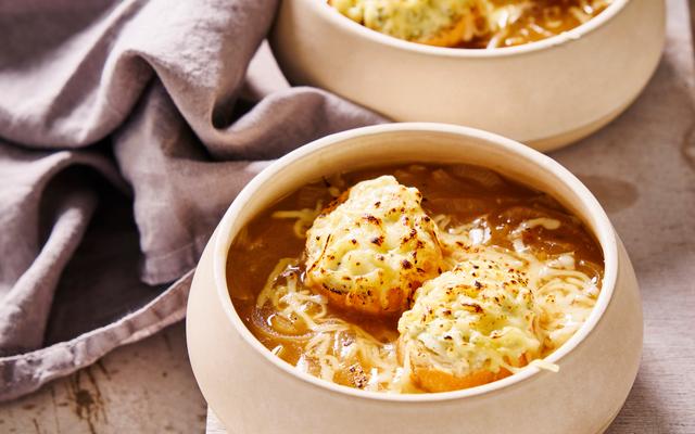 Franse uiensoep met kruidenkaascroutons