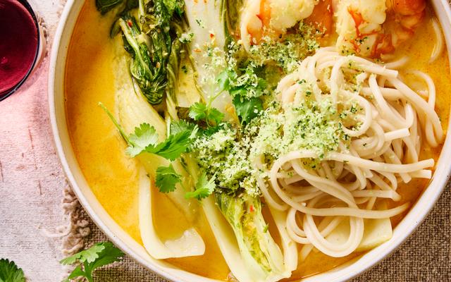 Laksa met scampi’s, noedels en gember-kokoscrumble