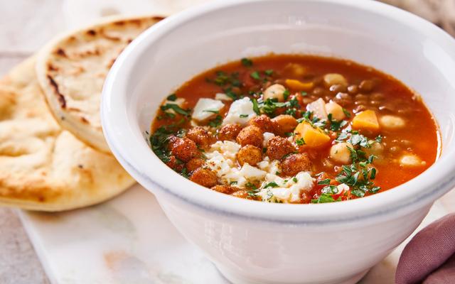 Rodelinzensoep met geroosterde kikker-erwten en feta