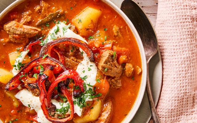 Goulashsoep met geroosterde paprika en zure room