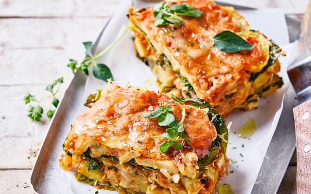 Pastinaak- en savooikoollasagne met tomatenbechamel