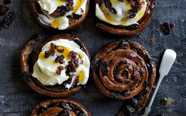 Chocolade-rumrolls met rozijnen en roomkaasglazuur
