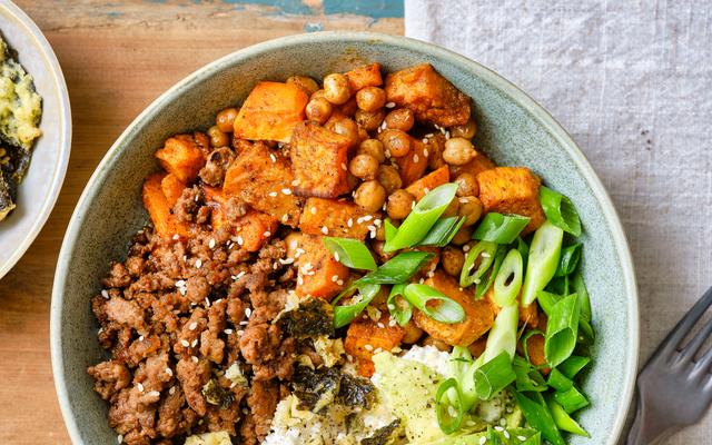 Cottagecheesebowl met zoete aardappel, avocado en rundergehakt