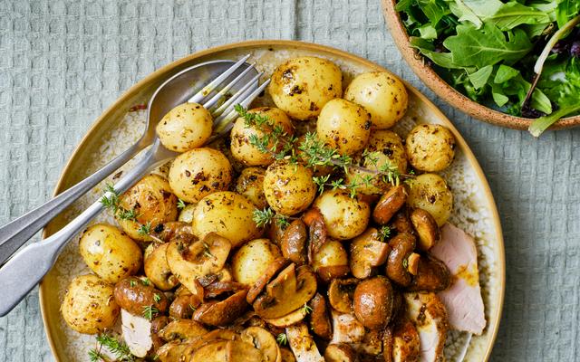 Varkenshaasje met champignons en gebakken aardappelen