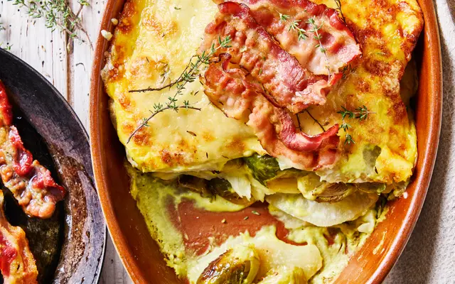 Koolrabi- en knolselder­lasagne met kerrie­bechamel en spruitjes