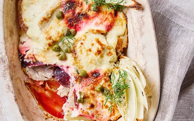 Lasagne met gerookte forel, rode biet, venkel en ­mierikswortel