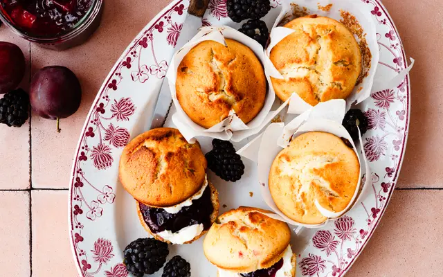 Muffins met pruimen­confituur en zure room