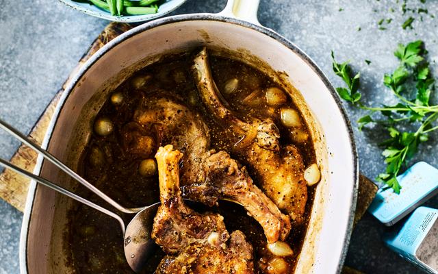 Stoofpot van kotelet met trappist en zilveruitjes