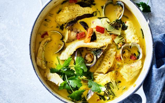Kokoscurry van witte vis en schelpjes