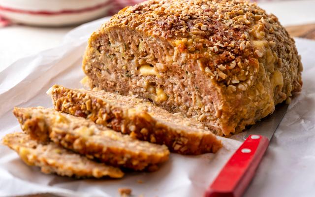 Gehaktbrood met oude kaas, prei en notenkorst