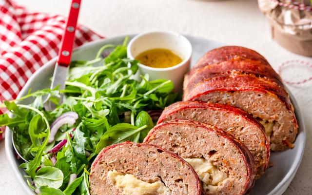 Gehaktbrood met spekkorst, mozzarella en zongedroogde tomaatjes