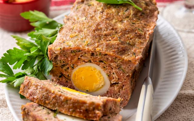 Koolhydraatarm gehaktbrood met een eitje