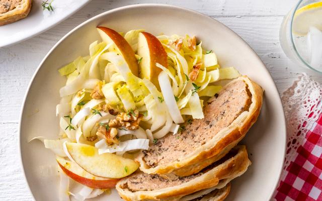 Gehaktbrood in bladerdeegkorst met witloofsalade