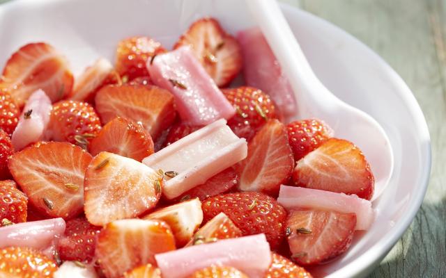 Salade de fraise et rhubarbe au fenouil