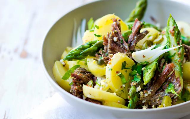 Wok met aardappeltjes en rundvlees