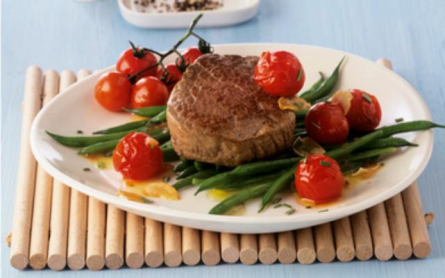 Steak met boontjes en gebakken tomaatjes