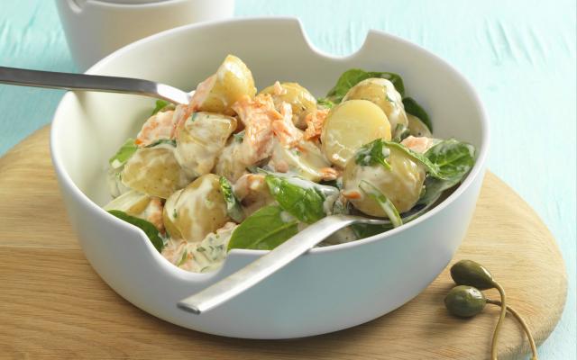 Lauwe aardappeltjes met spinazie en zalm