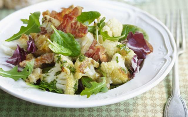 Salade met geroosterde bloemkool en pancetta