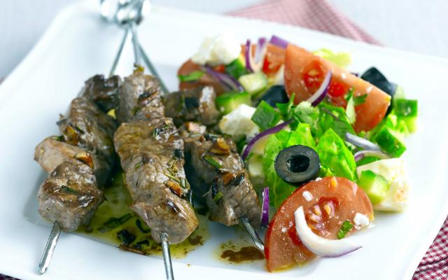 Griekse spiesjes met salade