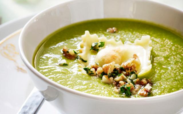 Erwtenvelouté met ravioli en crumble