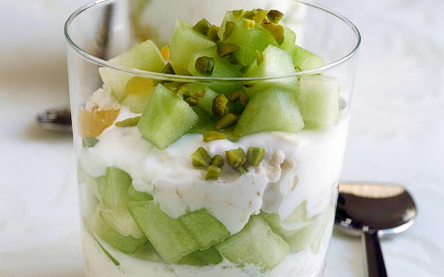 Yoghurt met muesli en fruit