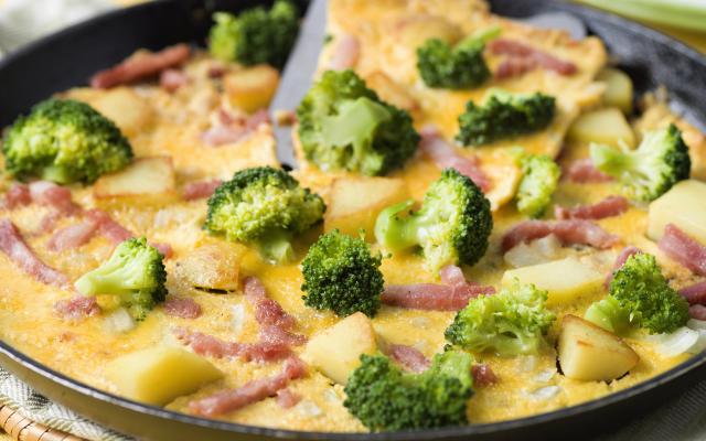 Maaltijdomelet met broccoli, aardappel en spek