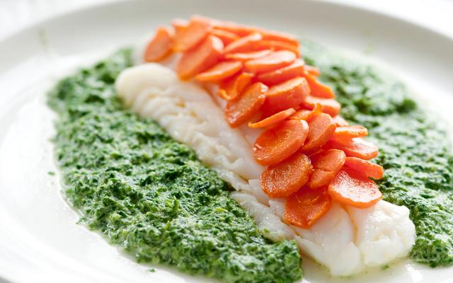 Kabeljauwfilet met wortelen en spinaziecrème