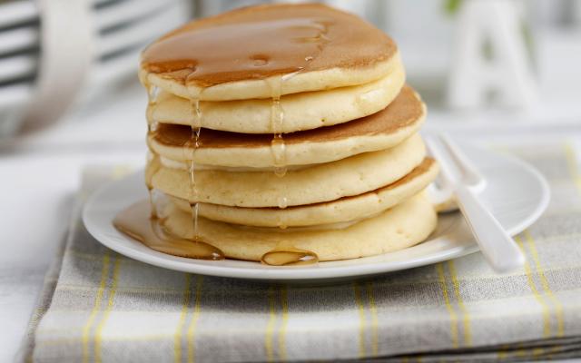 Pancakes met vanilleroom en ahornsiroop