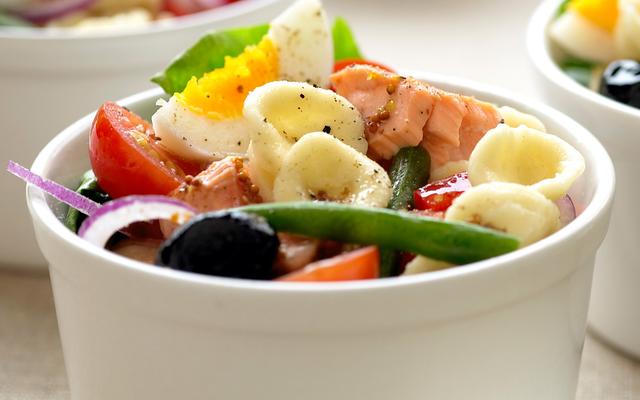 Pastaslaatje Niçoise met zalm