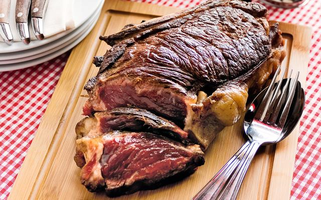 Côte à l' os van Limousin-rund met champignonsaus