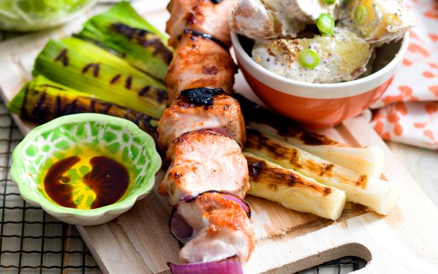 Kipsaté met gegrilde zomerprei en aardappelmosterdsalade