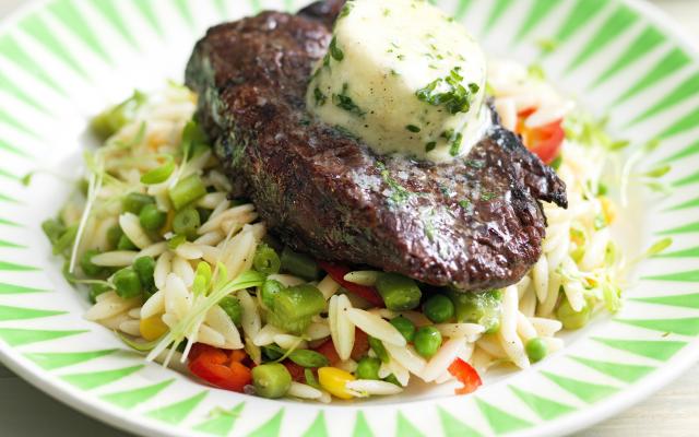 Steak met kruidenboter en pastasalade