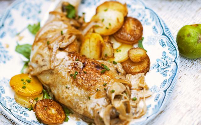 Kip met wittewijnsaus en gebakken aardappelen