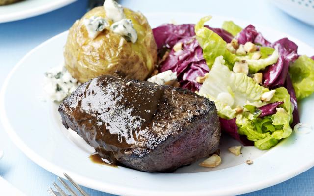 Steak met gepofte aardappel en roquefort