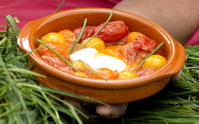 Gepocheerd ei met compote van tomaten