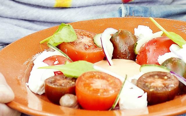 Griekse salade met paprikayoghurt