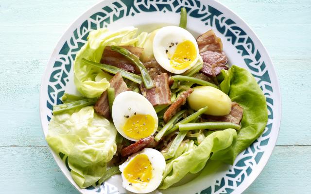 Salade met boontjes, spekjessaus en ei