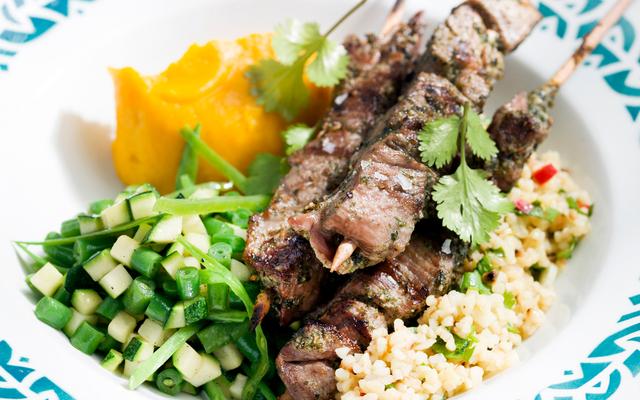 Lamsbrochettes met wortelcrème