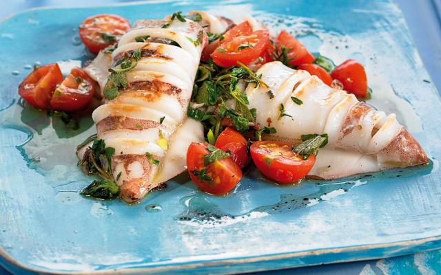 Gegrilde inktvis met kerstomaatjes